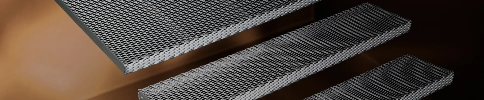 Peldaños y superficies de paso en metal estirado