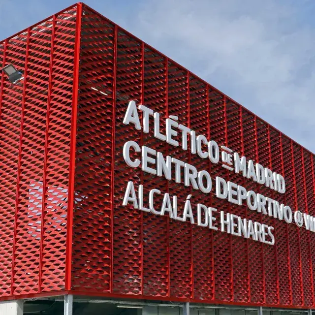 Revestimiento de la fachada de metal expandido del Centro Deportivo Atlético de Madrid