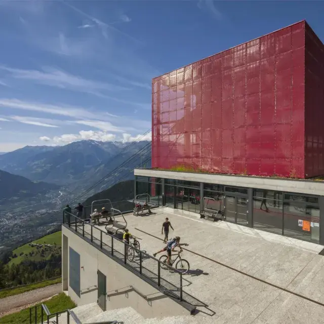 Vista general de la estructura metálica expandida pintada de rojo