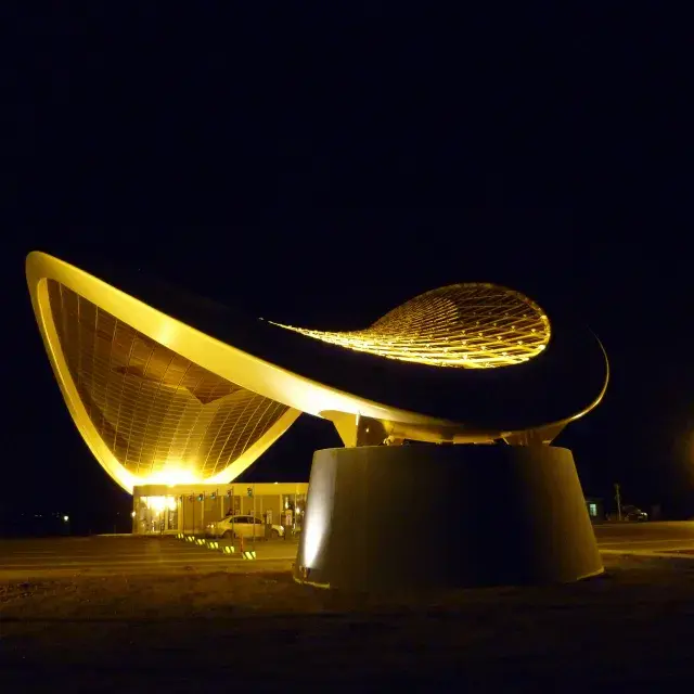 Iluminación nocturna del falso techo de la terminal del aeropuerto de Bakú