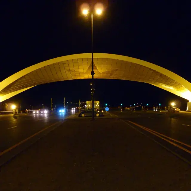 Vista panorámica de la terminal del aeropuerto de Bakú iluminada por la noche