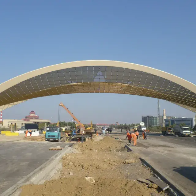 Obras de construcción de la puerta de acceso a la terminal del aeropuerto