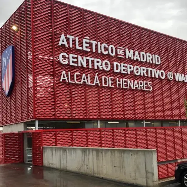 Fachada frontal de metal expandido pintado de rojo 