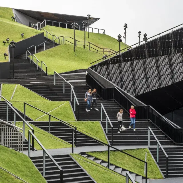 Vista de la fachada y de las escaleras de conexión del complejo